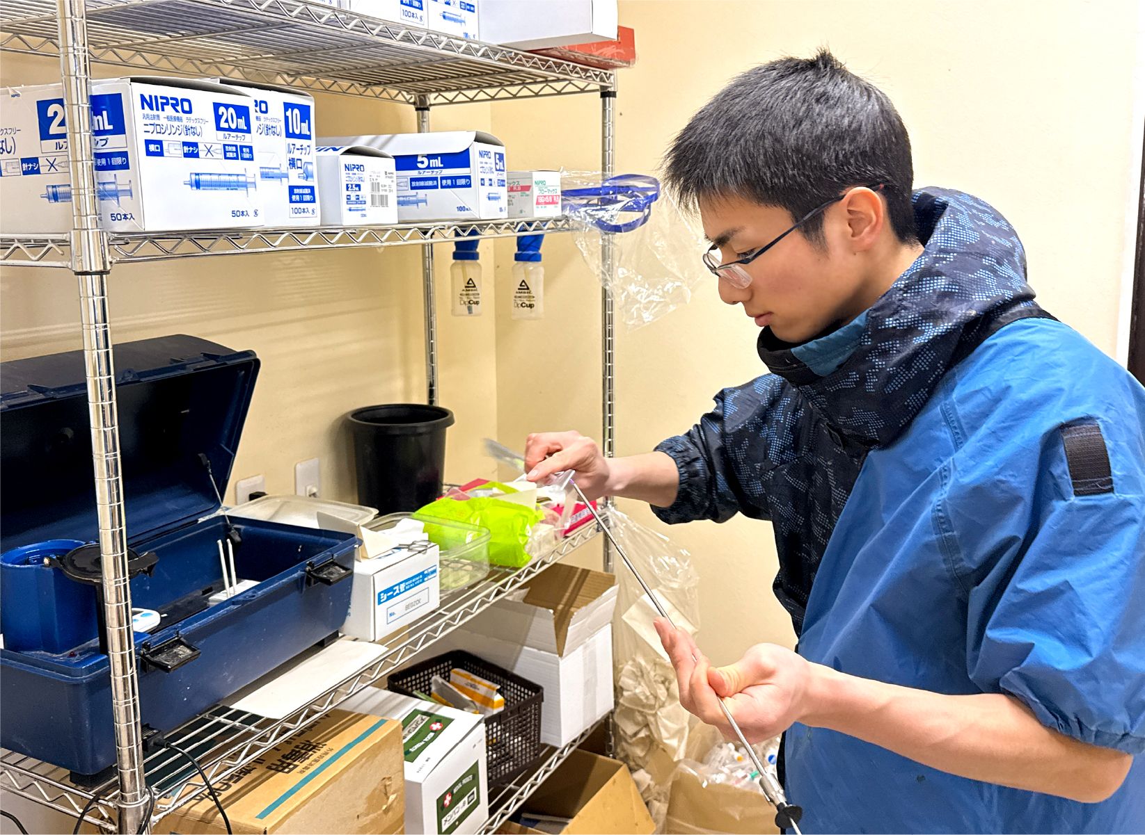 繁殖業務の準備を行う藤井さん。