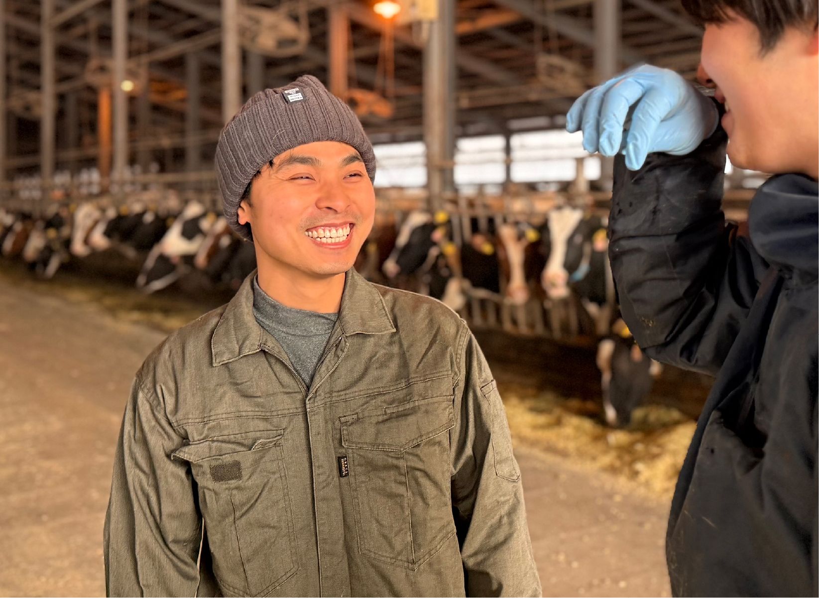 牛舎内にて業務連絡中。